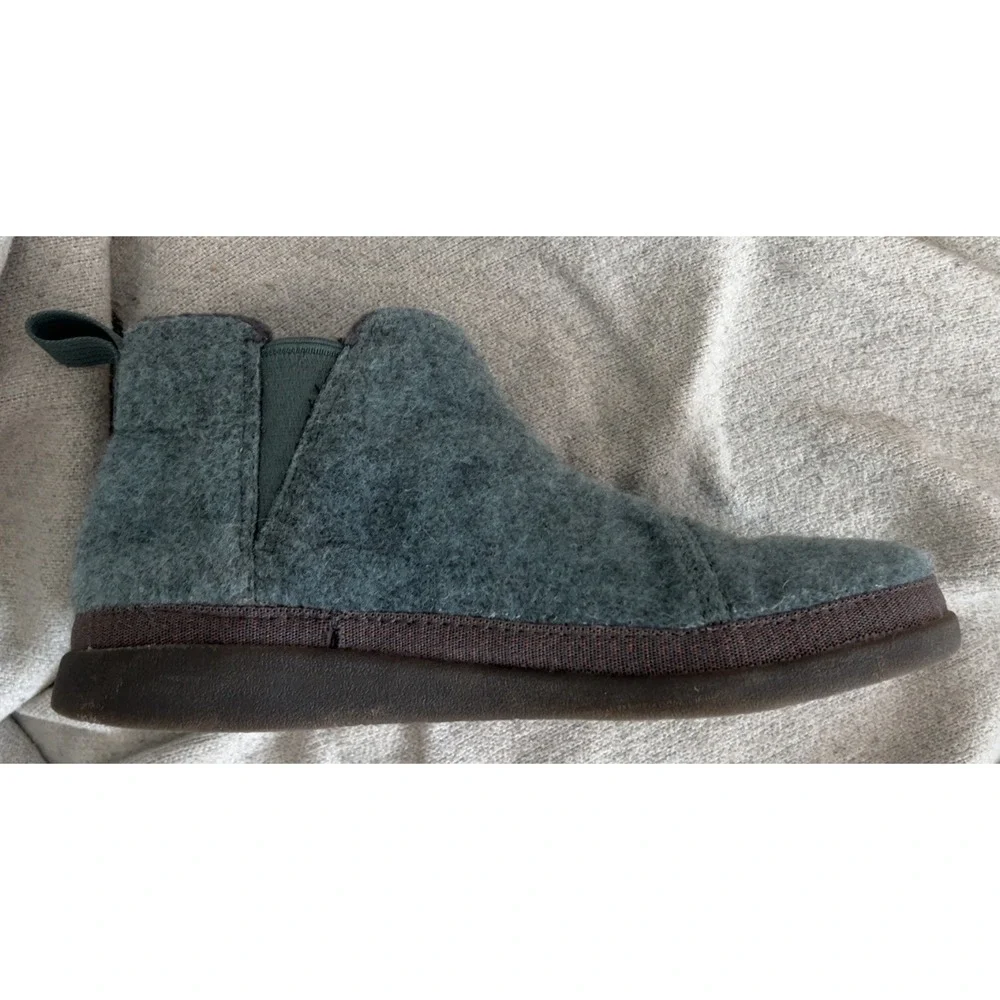 Women's Chaco Revel Chelsea boots in a blue/gray felted fabric | SZ: 7.5